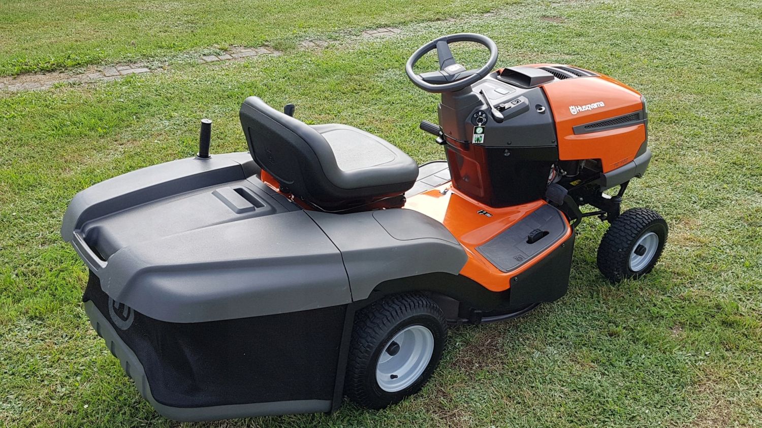 traktor-gazonokosilka-sadovyj-husqvarna-ts-130_cy6.jpg traktor-gazonokosilka-sadovyj-husqvarna-ts-130_cy6.jpg